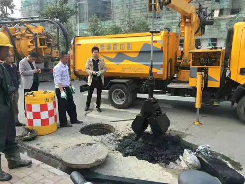井冈山街道：网格员化身“清道夫”，为民解忧疏通“堵心”化粪池