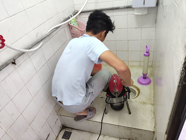 井冈山肥皂掉到马桶里把马桶堵住了怎么办？马桶堵住了怎么办