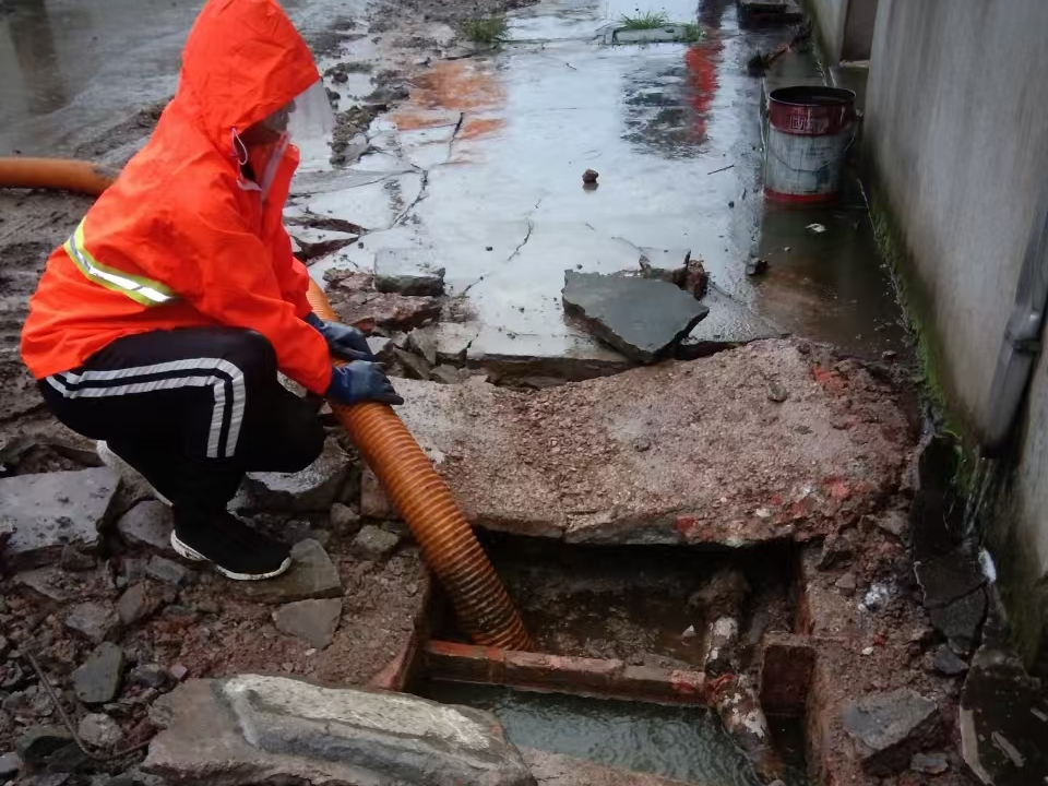 井冈山专业清理污水池 炜誉市政以规范流程守护城市 “肠道”